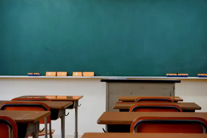 Classroom With Desks And Chairs And Chalkbaord Background HD Images