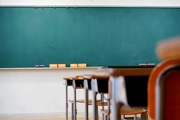 Classroom With Desks And Chairs Background HD Images