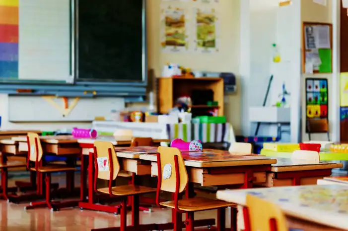 Classroom With Desks And Chairs Background HD Images